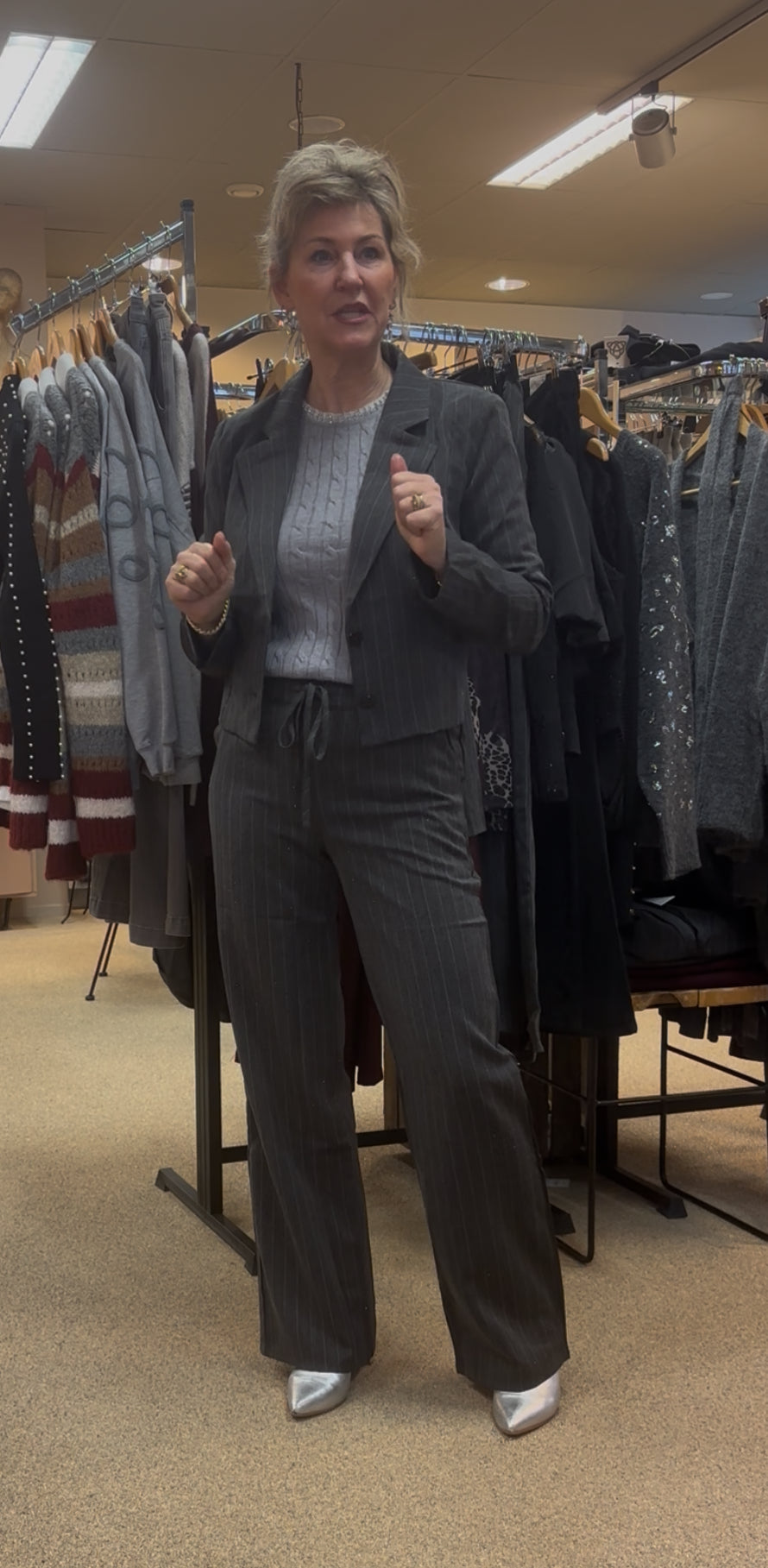 Ivy Beau grijs streep broek met subtiele glimmer