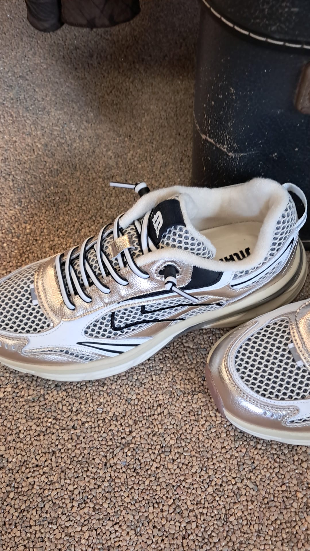 Maruti sneaker leer